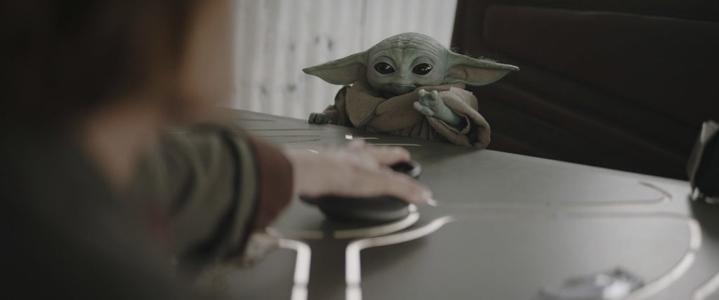 Grogu tocando un botón.